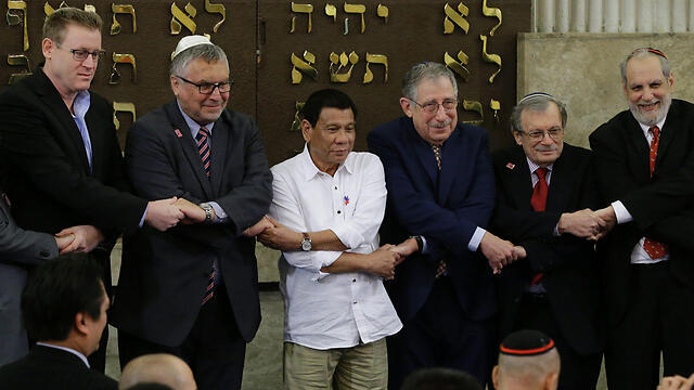 Duterte at the Beit Yaakov Synagogue