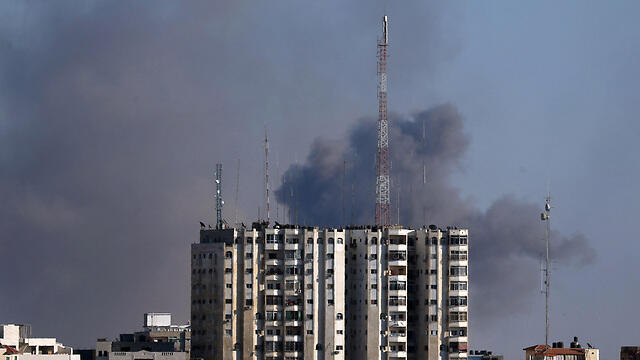 Smoke rises following an IDF strike on a Hamas target (Photo: AFP) (צילום: AFP) Smoke rises following an IDF strike on a Hamas target (Photo: AFP)