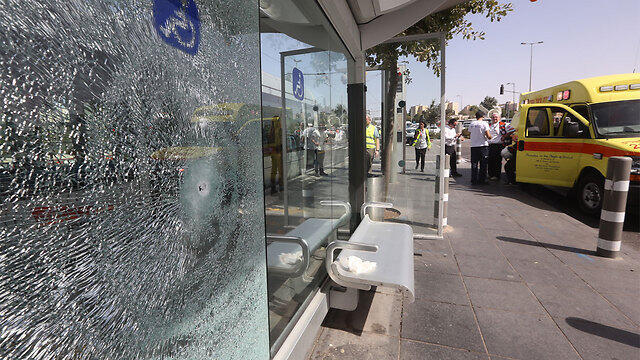 Обстрелянная террористом остановка. Фото: Гиль Йоханан