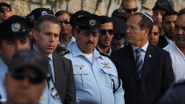 Yossi Karmia's funeral, L to R: Public Security Minister Gilad Erdan, Police Commissioner Roni Alsheikh and Jerusalem Mayor Nir Barkat (Photo: Gil Yohanan)