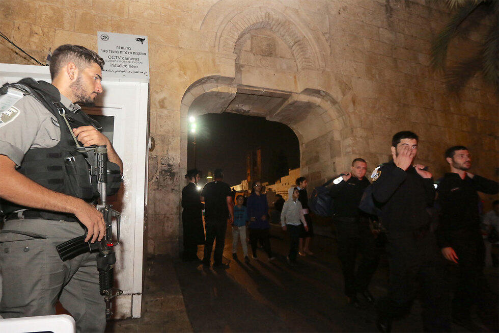 Police stationed at the Western Wall (Photo: Gil Yohanan)