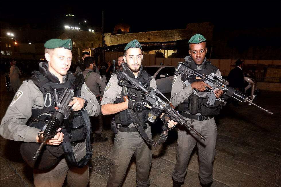 Police prepare for the night of 'Slihot' (Photo: Gil Yohanan)