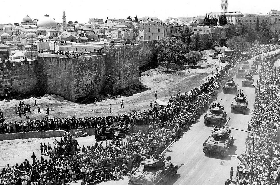 Военный парад 1968 года. Фото: Дан Хадани (צילום: דן הדני, מתוך אוסף IPPA, הספרייה הלאומית) Военный парад 1968 года. Фото: Дан Хадани