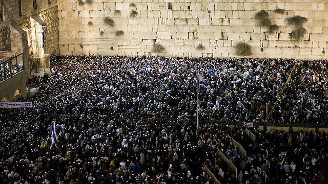 Paying at the Western Wall during 'Slihot' (Photo: EPA) (צילום: EPA) Paying at the Western Wall during 'Slihot' (Photo: EPA)