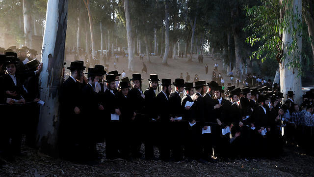 Ultra-orthodox men gather for the Rosh Hashanah ritual of 'Tashlich' at the Yarkon River in Petah Tikvah (Photo: Reuters) (צילום: רויטרס) Ultra-orthodox men gather for the Rosh Hashanah ritual of 'Tashlich' at the Yarkon River in Petah Tikvah (Photo: Reuters)
