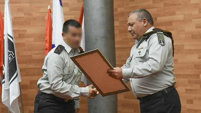 Lt. Gen. Gadi Eizenkot presenting unit citation for Duvdevan in Thursday's ceremony (Photo: IDF Spokesperson's Unit)