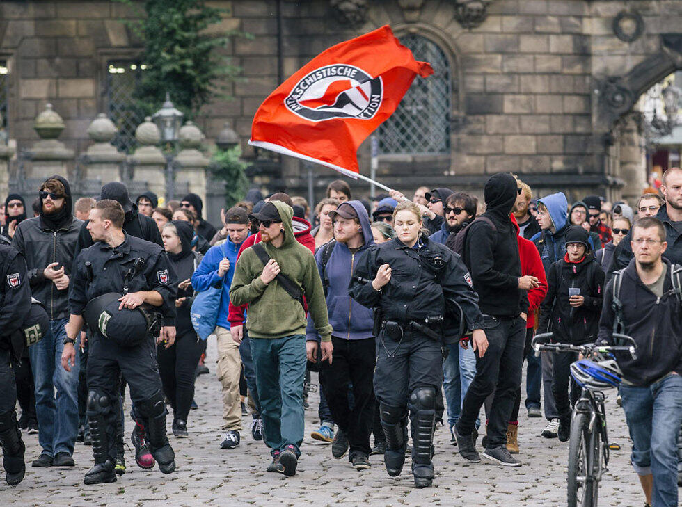 Germans protesting against Muslims (Photo: EPA) (צילום: EPA) Germans protesting against Muslims (Photo: EPA)