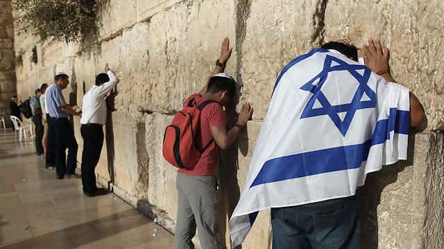 Jews pray at the Western Wall (Photo: AFP)