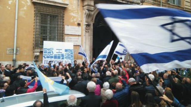 Rally in Rome outside UNESCO offices (Photo: Il Foglio) (צילום: באדיבות איל פוליו) Rally in Rome outside UNESCO offices (Photo: Il Foglio)