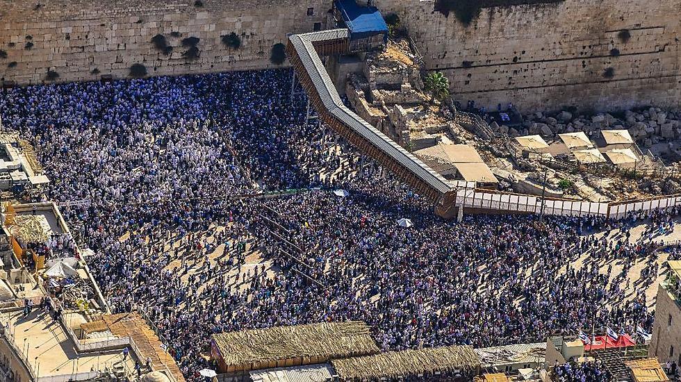 Jews gather for the priestly blessings at the Kotel (Photo: Police Spokesperson's Unit)