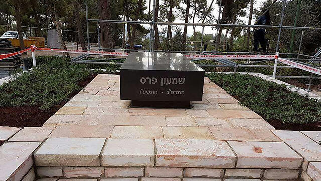 Shimon Peres's tombstone (Photo: Galit Etzion)