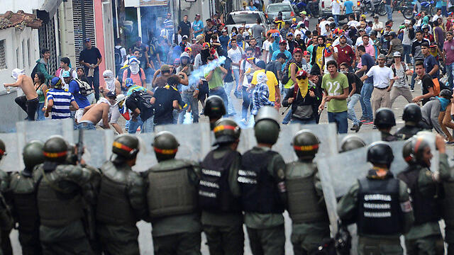 Venezuelan protest during the collapse (Photo: Reuters) (צילום: רויטרס) Venezuelan protest during the collapse (Photo: Reuters)