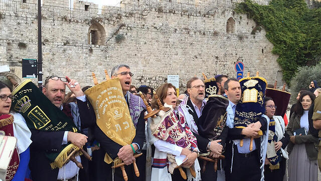 Men and women carry the Torah scrollsnullnull Men and women carry the Torah scrolls