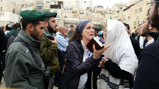 Israel Border Police watch as woman argues with orthodox Jews at the Kotel (Photo: Eli Mendelbaum) (צילום: אלי מנדלבאום) Israel Border Police watch as woman argues with orthodox Jews at the Kotel (Photo: Eli Mendelbaum)