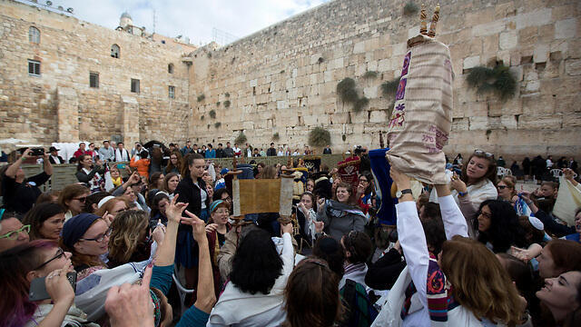 Reform prayers at the Westrn Wall (Photo: AP)