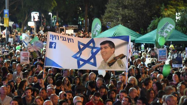 Banner calling on former IDF Chief of Staff Gabi Ashkenazi to run for office (Photo: Yair Sagi) (צילום: יאיר שגיא) Banner calling on former IDF Chief of Staff Gabi Ashkenazi to run for office (Photo: Yair Sagi)