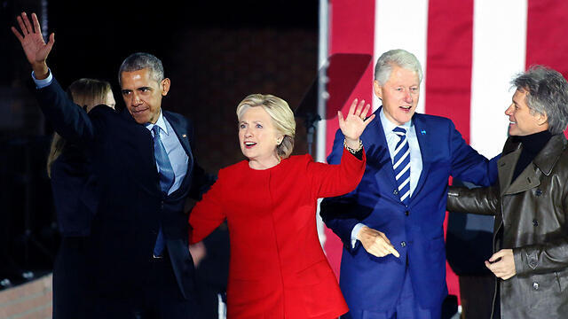 Обама и супруги Клинтон. Фото: AFP