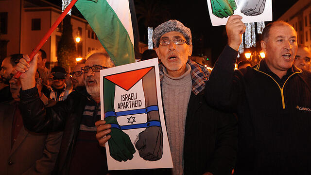 Protesters in Morocco compare Israel to apartheid (Photo: EPA) (צילום: EPA) Protesters in Morocco compare Israel to apartheid (Photo: EPA)