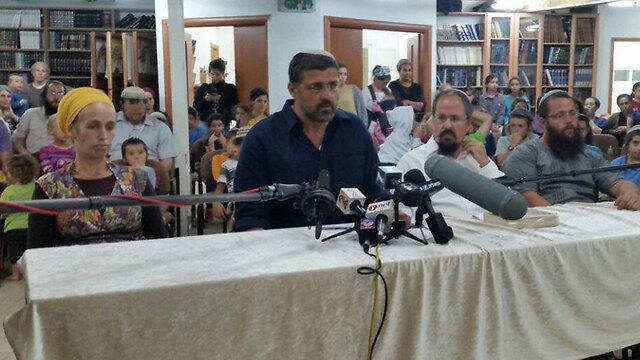 Emergency meeting for Amona (Photo: Roi Yanovsky)
