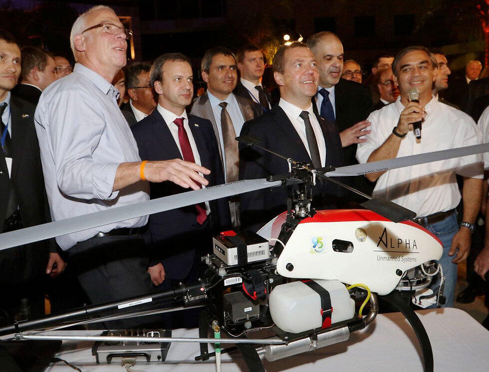 Minister Uri Ariel (l) stands with Russian Prime Minister Dmitri Medvedev (Photo: Yossi Aloni) (צילום: יוסי אלוני) Minister Uri Ariel (l) stands with Russian Prime Minister Dmitri Medvedev (Photo: Yossi Aloni)