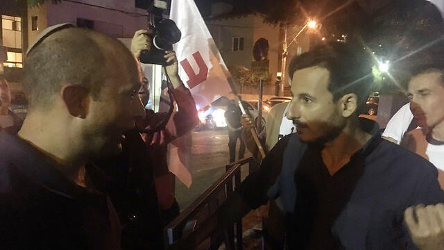 Naftali Bennett in a dialogue with Peace Now Director Avi Buskila (Photo: Peace Now) (צילום: שלום עכשיו) Naftali Bennett in a dialogue with Peace Now Director Avi Buskila (Photo: Peace Now)