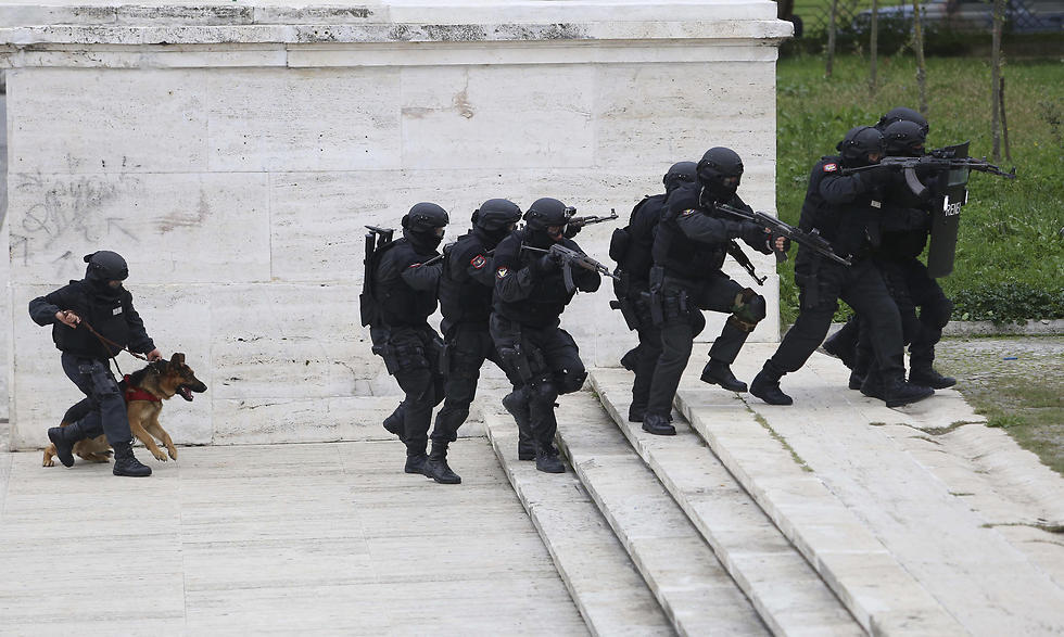 Albanian security forces (Photo: AP) (צילום: AP) Albanian security forces (Photo: AP)