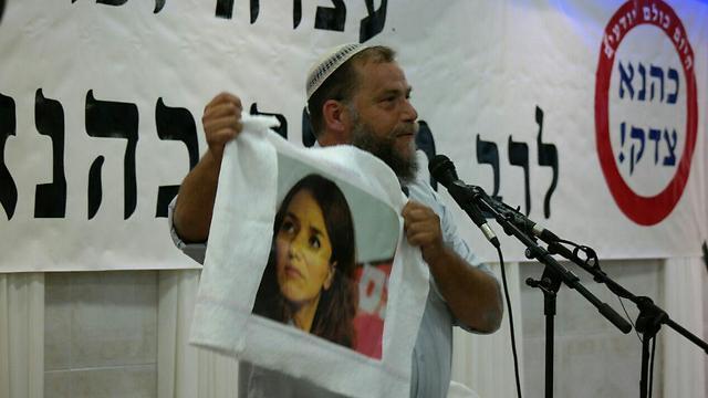 Gopstein waves his Lucy Aharish rag (Photo: Eliran Aharon, Channel 7)