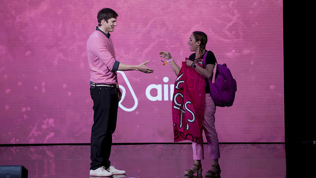 Kutcher and Gold shake hands (Photo: AP)