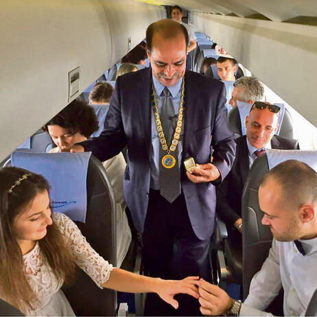 Wedding ceremony on a plane (Photo: Natan Ortzki)