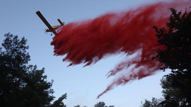 Fire retardant poured on the blaze (Photo: Gil Yohanan) (צילום: גיל יוחנן) Fire retardant poured on the blaze (Photo: Gil Yohanan)