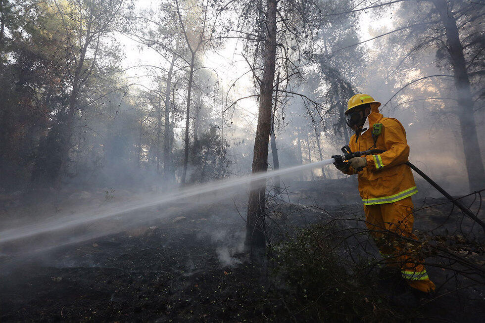 Firefighters in Neve Shalom (Photo: Gil Yohanan) (צילום: גיל יוחנן) Firefighters in Neve Shalom (Photo: Gil Yohanan)