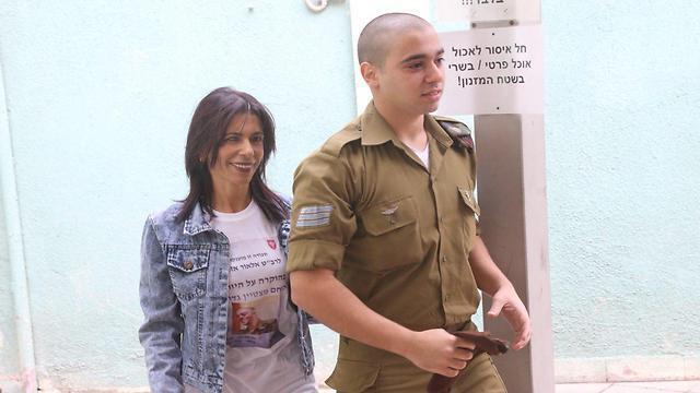 Sgt. Elor Azaria with his mother (Photo: Motti Kimchi) (צילום: מוטי קמחי) Sgt. Elor Azaria with his mother (Photo: Motti Kimchi)