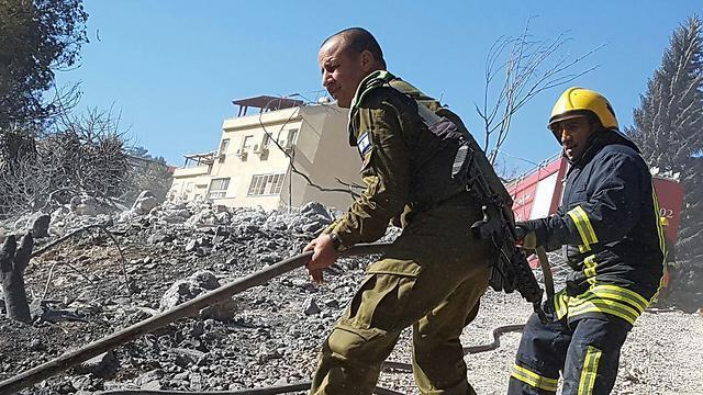 IDF officer and Palestinian firefighter working together (Photo: Yoav Zitun)