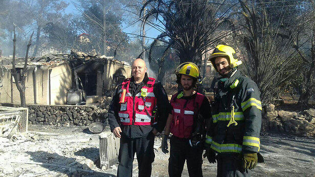 Firefighters in the settlements of Halamish (Photo: Judea and Samaria Fire Department Spokesperson's Unit)