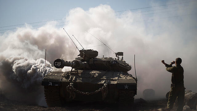IDF tanks on the Golan Heights (Photo: AP) (צילום: AP) IDF tanks on the Golan Heights (Photo: AP)