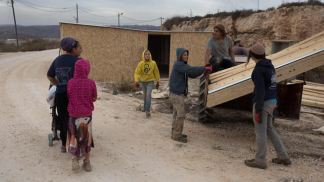 Amona resident preparing temporary structures to accommodate the thousands of protesters they expect to come to their aid on evacuation day (Photo: AFP) 