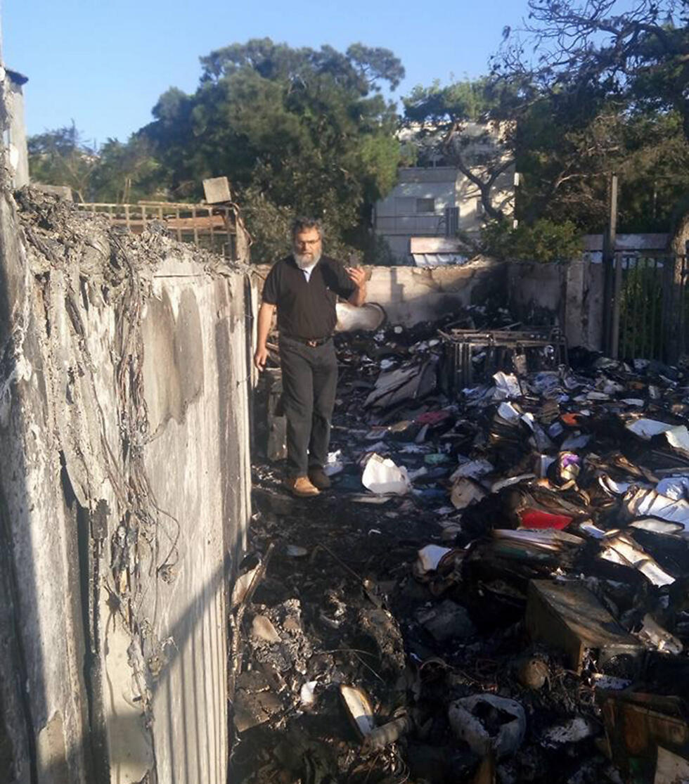 Rabbi Hiyon with the synagogue in ruins (Photo: Rabbi Dovi Hiyon) (צילום: הרב דובי חיון) Rabbi Hiyon with the synagogue in ruins (Photo: Rabbi Dovi Hiyon)
