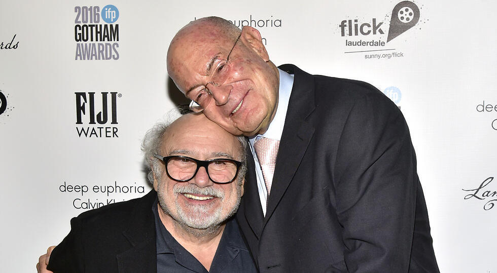 Arnon Milchan (R) with actor Danny DeVito (Photo: Getty Images)