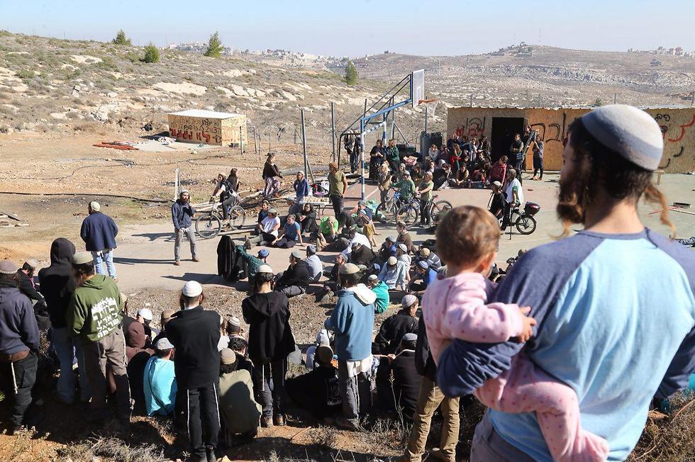 Amona residents (Photo: Motti Kimchi) (צילום: מוטי קמחי) Amona residents (Photo: Motti Kimchi)