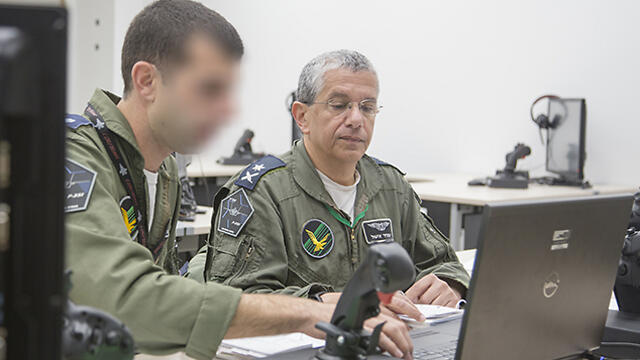 Maj. Gen. Amir Eshel being briefed on the F-35 (Photo: Mor Tzidon) (צילום: מור צידון) Maj. Gen. Amir Eshel being briefed on the F-35 (Photo: Mor Tzidon)