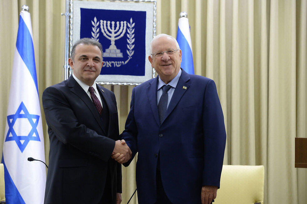 Ökem (L) shakes hands with Rivlin (Photo: Mark Neiman/GPO)