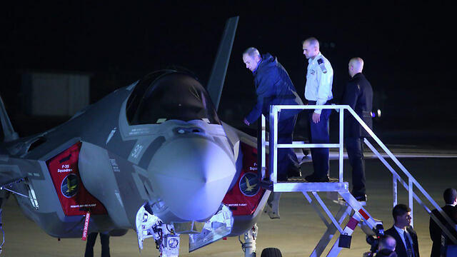 Prime Minister Netanyahu climbing into one of the already-delivered F-35s (Photo: Motti Kimchi) (צילום: מוטי קמחי) Prime Minister Netanyahu climbing into one of the already-delivered F-35s (Photo: Motti Kimchi)