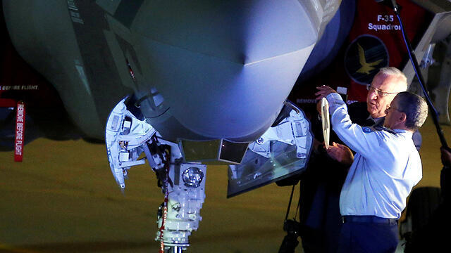 Amir Eshel and Reuven Rivlin affix a Star of David to an F-35 (Photo: Reuters)