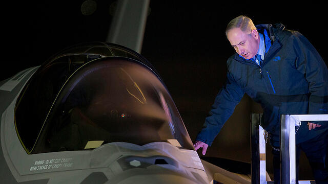 Benjamin Netanyahu inspects the F-35 (Photo: AP)