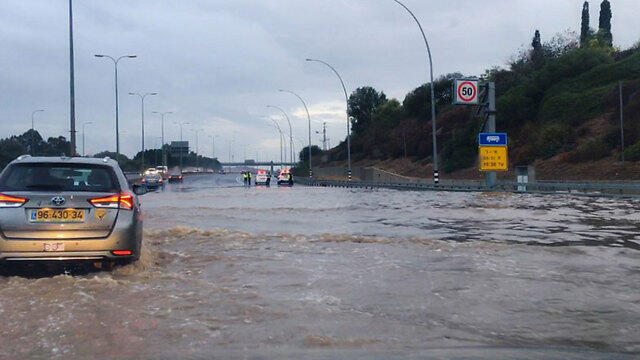 Flooded roads at the Poleg Interchange (Photo: Police) (צילום: דוברות המשטרה) Flooded roads at the Poleg Interchange (Photo: Police)