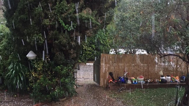Hail in Nof Yam (Photo: Yifat Brodetzki) (צילום: יפעת בורודצקי) Hail in Nof Yam (Photo: Yifat Brodetzki)