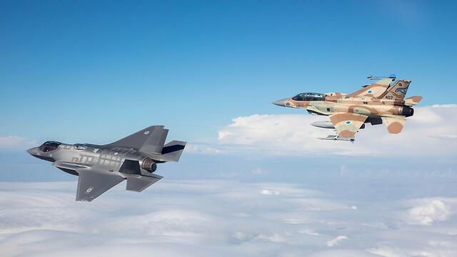 Accompanied by F-16 (camouflage paint) (Photo: IDF Spokesperson) (צילום: דובר צה"ל) Accompanied by F-16 (camouflage paint) (Photo: IDF Spokesperson)