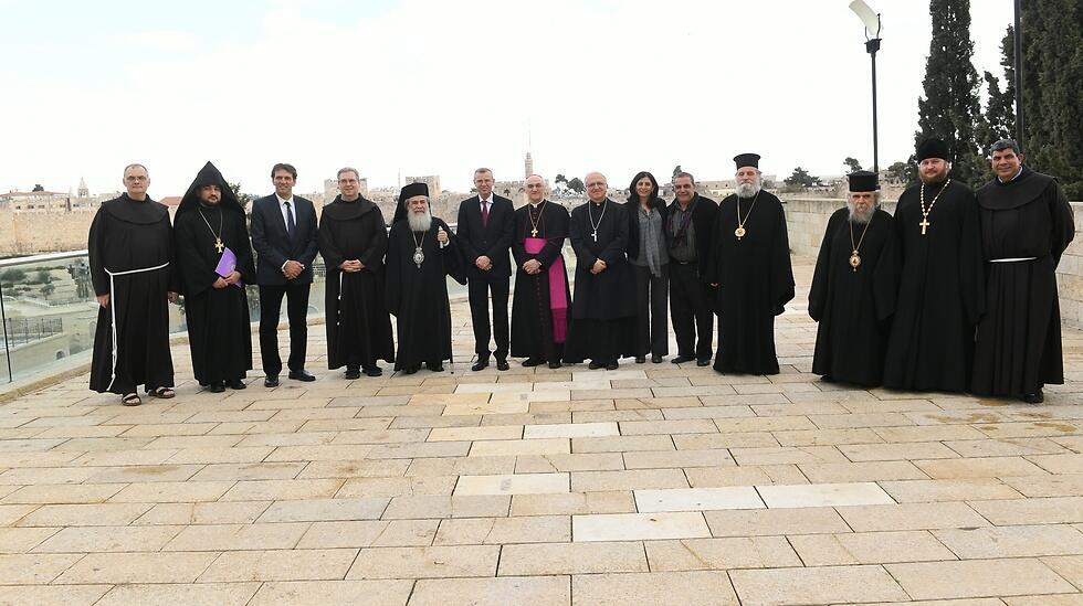 Tourism minister with guests at reception (Photo: Jorge Novominsky)