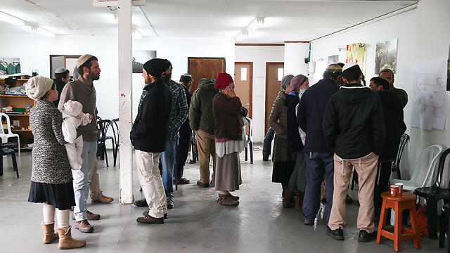 Amona residents meet and reject proposal (Photo: Ohad Zwigenberg)