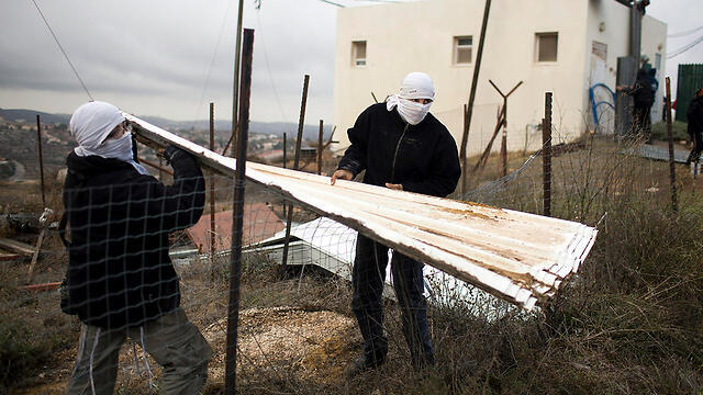 Settlers preparing for the Amona evacuation (Photo: EPA)